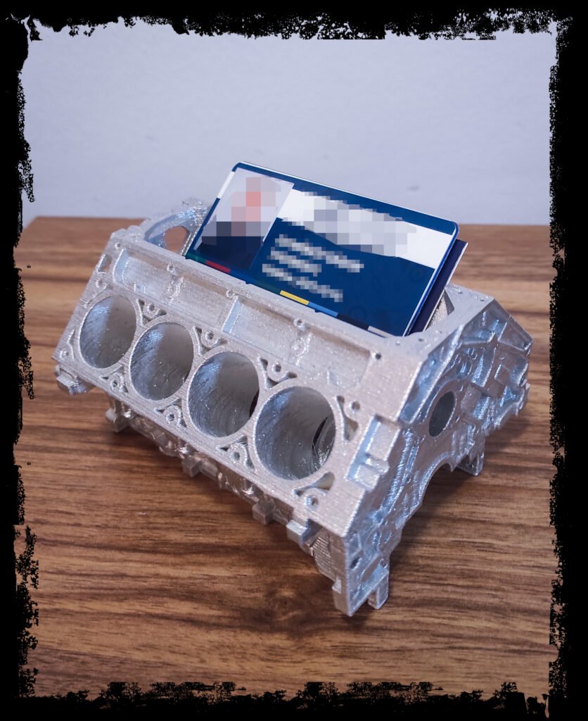 Držač za olovke i vizitke – motor V8 – 3D štampano