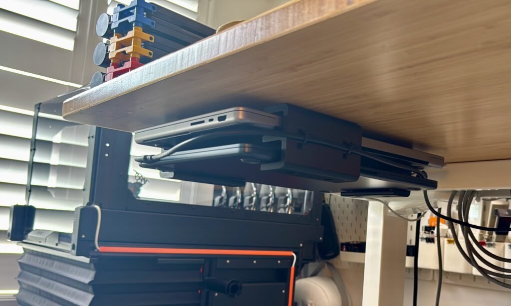 Držač za laptob pod stolom – 3D štampano