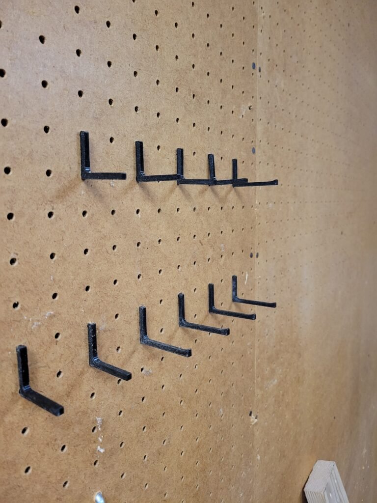 Kuka za pegboard – praktičan alat – 3D štampano