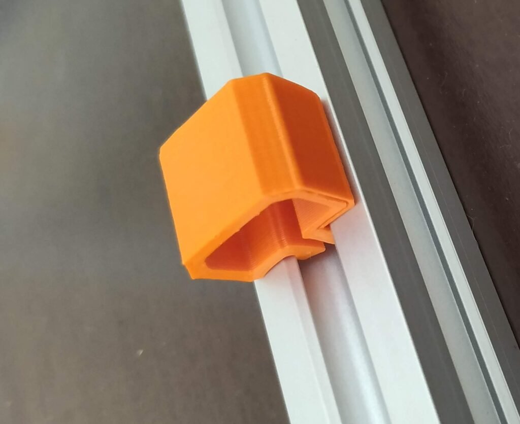 Držač kablova za aluminijumski profil – 3D štampano