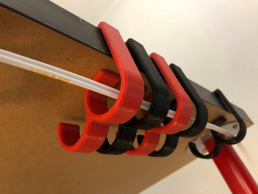 Držač kablova za kancelarijski sto – 3D štampano