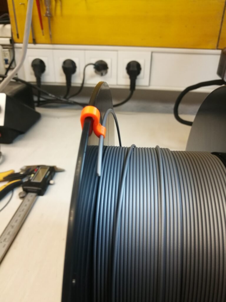 Držač za kalem filamenti – praktična pomoć – 3D štampano