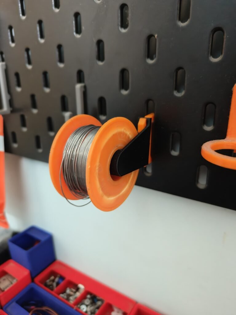 Držač žice za lemljenje na Skadis dasci – 3D štampano