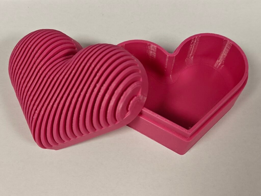 Kutijica sa rebrastim srcem za poklon – 3D štampano