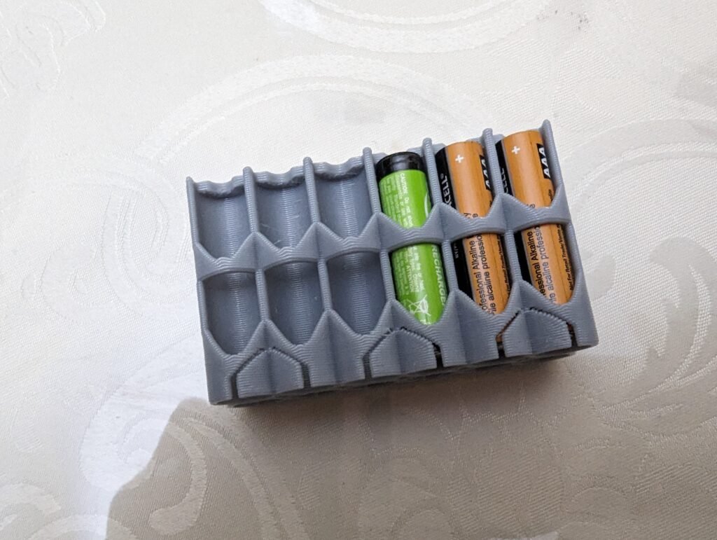 Držač za baterije – praktična elektronika – 3D štampano