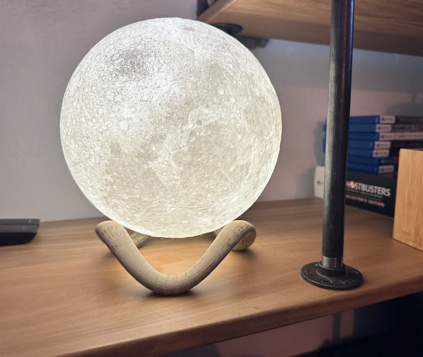 Mjesecasta lampa sa talasastim postoljem – 3D štampano